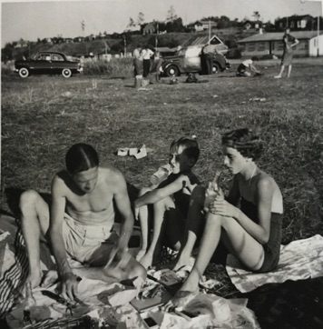 VED STRANDEN - LYSTRUP STRAND, fam. Munk Kristensen er cyklet fra Kristrup a 1955 .jpeg VED STRANDEN - LYSTRUP STRAND, fam. Munk Kristensen er cyklet fra Kristrup a 1955 .jpeg